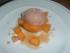 Selbstgemachtes Schokoladeneis mit Fleur de sel und karamellisierten Pfirsichen