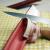 Der Rhabarber wird gesch�lt