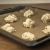 Cookies auf einem Blech verteilen