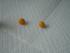 Etwas Marzipan orange einf�rben und zwei kleine Kugeln formen...