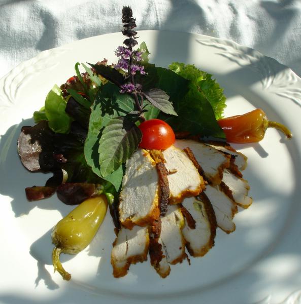 Moziwis Salatbouquet Mit Pikanter Poulardenbrust In Gewürzkräuterpaste ...