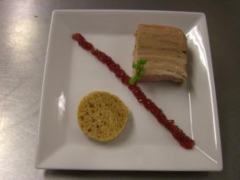 Amouse bouche - Schichttorte von Stopfleber und Kalbsr?cken an Apfelpunschgelee und R?benkrautbrioche.JPG
