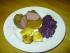 Das ist der Hirsch,der sich in der Whiskey-Mango-So&szlig;e suhlt,daneben der Apfelrotkohl und die gebratenen Griesgnocchi