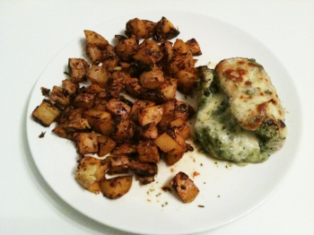 Putenbrustr&ouml;llchen mit Mozzarella-Pesto-F&uuml;llung, dazu knusprige Honigkartoffeln