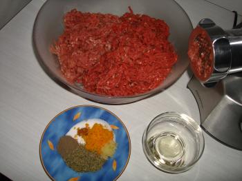 full_dsc03518.jpg Zutaten; 50%Schwein und 50%Lamm und Salz, Pfeffer, Majoran, Zimt, Wei&szlig;wein, Orangenabrieb, Knobi