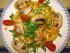 leckere Pasta mit Krustentiersauce, Garnelen, Tomaten und Rucola