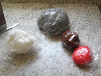 Erstmal wird der Fondant gef&auml;rbt...
