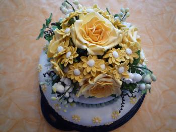 Zebrakuchen gebacken mit Sauerkirschen und extra Kirschf&uuml;llung und Vanillebuttercreme.