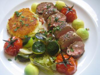Ausgel&ouml;ster Heidschnuckenr&uuml;cken mit mediterranem Gem&uuml;se