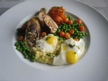 Gef&uuml;llte Maish&auml;hnchenkeule und Wachtelspiegeleier auf Kartoffelp&uuml;ree  an M&ouml;hrenspagetti, M&ouml;hrenkugeln und Erbsen  