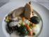 Maish�hnchenbrust mit Gem�seperlen, Spinat und Belugalinsen in Champagnerschaum 