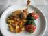 Perlhuhnbrust mit Spinatkugeln, geschmorten Tomatenvierteln und R�stkartoffeln