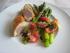 Gef�llte Maish�hnchenkeulen mit Spargel mediterran serviert