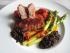 Putenbrustfilets mit Dattelcreme im Baconwiickel mit Spargel und Schmortomaten