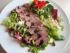 Entenbrust auf buntem Salat