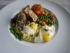 Gef�llte Maish�hnchenkeule und Wachtelspiegeleier auf Kartoffelp�ree  an M�hrenspagetti, M�hrenkugeln und Erbsen  