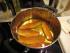 Rotbarbenfilets garen in einem Gew�rz�l