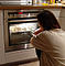 Vor dem Backofen sitzen und dem Essen beim Garwerden zugucken