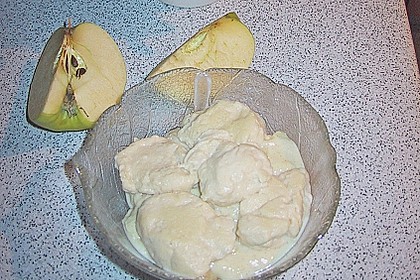 Apfel-Vanille-Suppe mit Quarknockerln