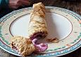 Pfannkuchen mit buntem Beerenjoghurt