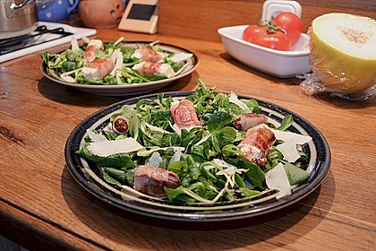 Gebratener Schafk&auml;se im Speckmantel auf Rucola-Parmesan-Salat 21