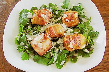 Gebratener Schafk&auml;se im Speckmantel auf Rucola-Parmesan-Salat