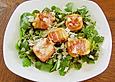 Gebratener Schafk&auml;se im Speckmantel auf Rucola-Parmesan-Salat