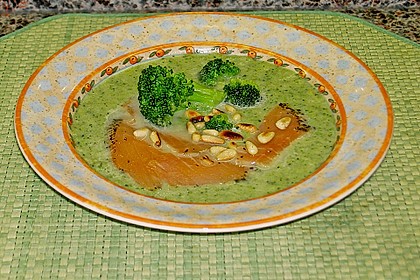 Broccolicremesuppe mit Räucherlachs 3