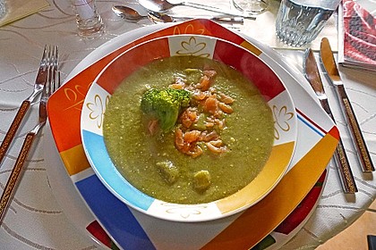 Broccolicremesuppe mit Räucherlachs