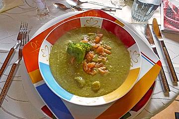 Broccolicremesuppe mit Räucherlachs