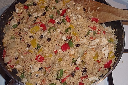 Couscous mit H&auml;hnchenfleisch, Rosinen, Mandeln und Pinienkernen 3