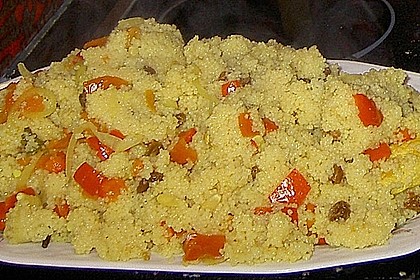 Couscous mit H&auml;hnchenfleisch, Rosinen, Mandeln und Pinienkernen