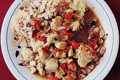 Couscous mit H&auml;hnchenfleisch, Rosinen, Mandeln und Pinienkernen 1