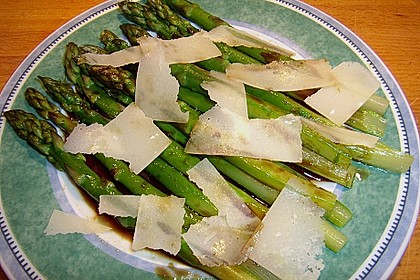 Gr&uuml;ner Spargel mit K&uuml;rbiskern&ouml;l 3
