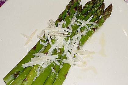 Gr&uuml;ner Spargel mit K&uuml;rbiskern&ouml;l 4