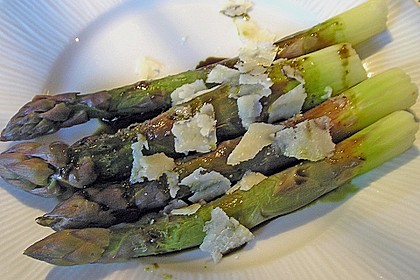 Gr&uuml;ner Spargel mit K&uuml;rbiskern&ouml;l