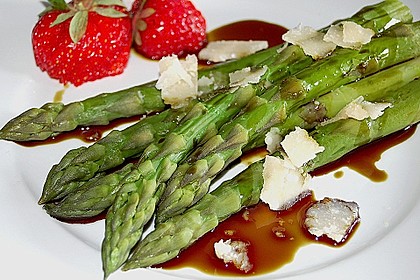 Gr&uuml;ner Spargel mit K&uuml;rbiskern&ouml;l 1