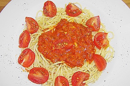 Spagetti mit Tomatensauce und Parmesan