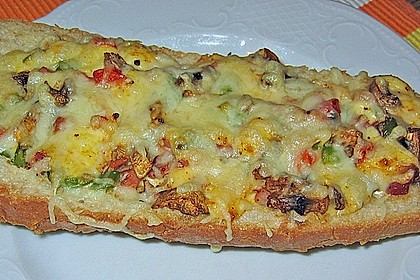 Pikant gef&uuml;lltes Stangenwei&szlig;brot