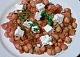 Kichererbsen mit roten Zwiebeln und Fetak&auml;se
