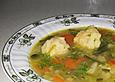 Gem&uuml;sesuppe mit K&auml;sekl&ouml;&szlig;chen