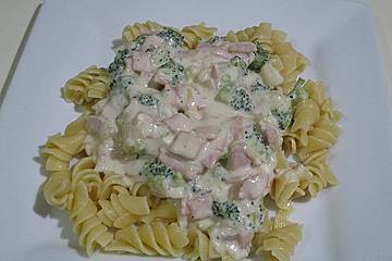 Makkaroni in Broccoli-Schinken-Soße
