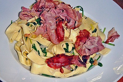 Bandnudeln mit Rucola und Speck