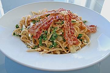 Bandnudeln mit Rucola und Speck