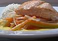 Lachsfilet mit Gem&uuml;se-Julienne in Safran-Sauce