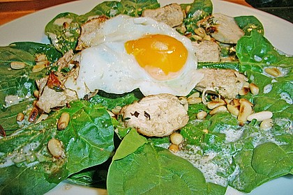 Spinatsalat mit Joghurt-B&auml;rlauch-Dressing und H&auml;hnchenbrust