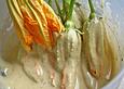 Zucchinibl&uuml;ten in Weinteig