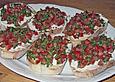 Crostini mit Rucola und eingelegten Tomaten