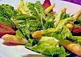 Salat &agrave; la Caesar mit glasiertem Spargel