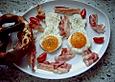 Spiegeleier mit Tomaten und Speck